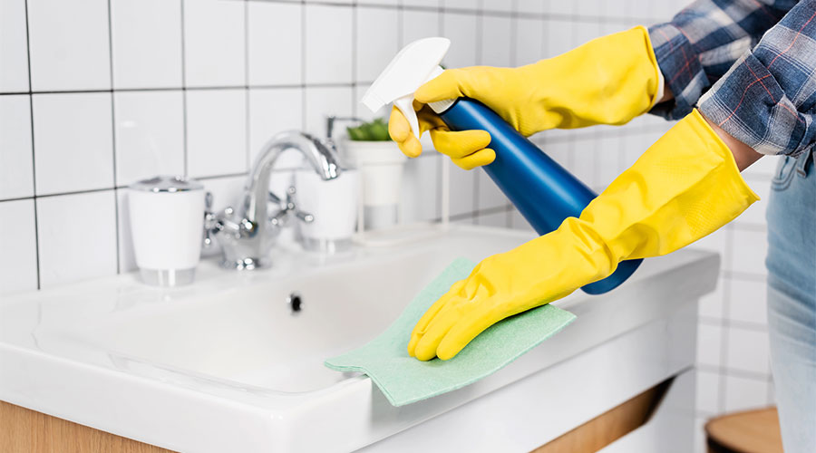 Jak usunąć pleśń z łazienki